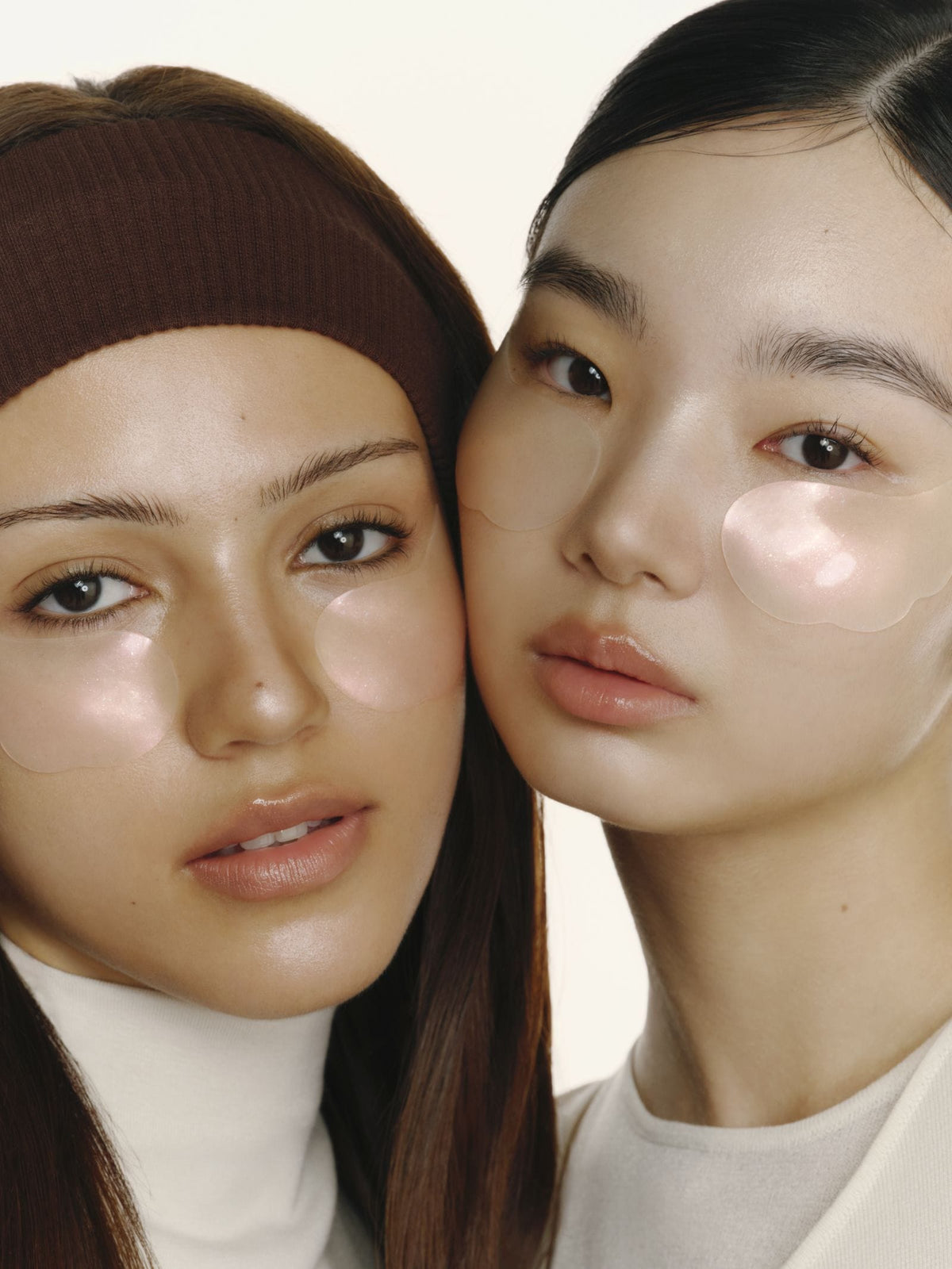Twee modellen met Beauty of Joseon Revive Under Eye Patches onder de ogen