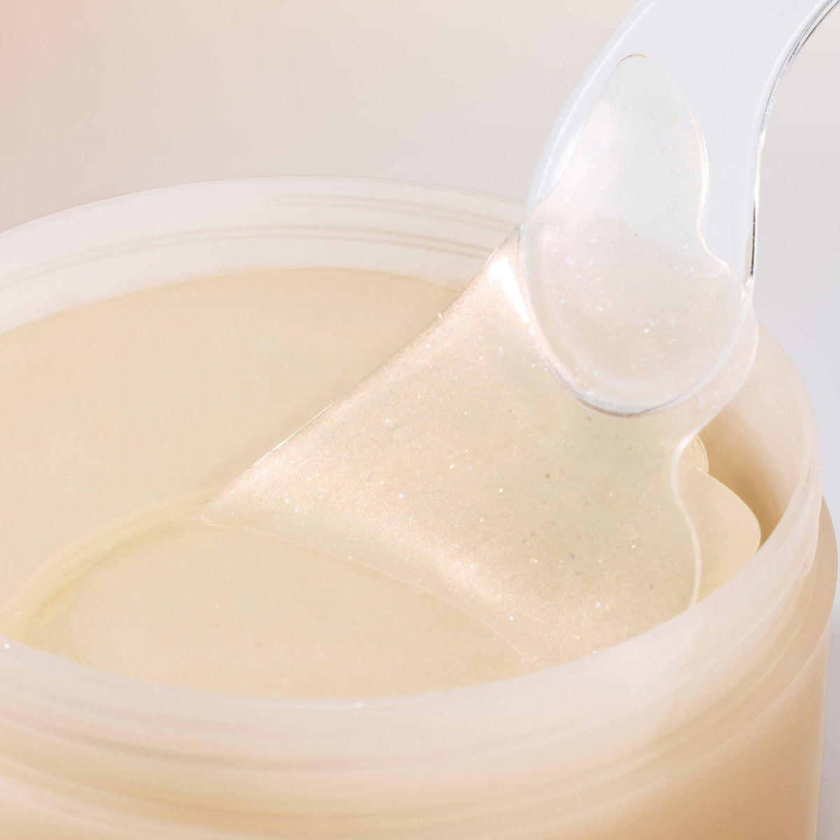 Revive Under Eye Patch wordt met het spateltje uit de pot gepakt