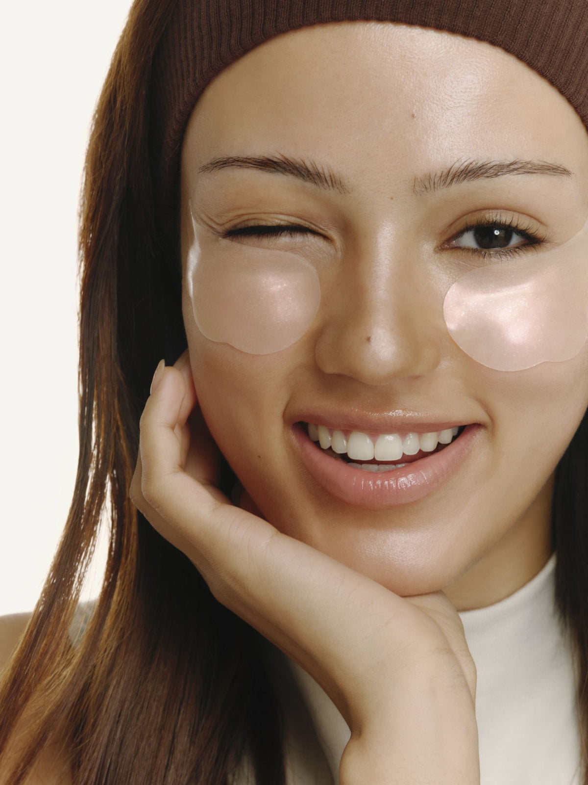 Lachend model met Beauty of Joseon Revive Under Eye Patches onder beide ogen