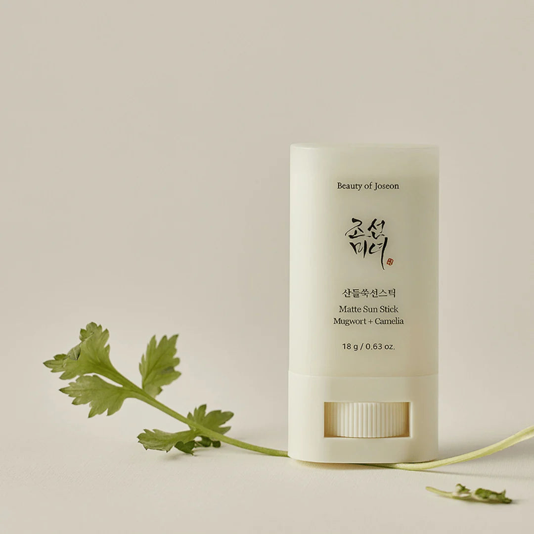 Beauty of Joseon Matte Sun Stick verpakking met verse mugwort plant ernaast
