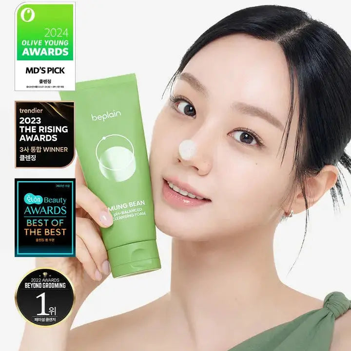 Vrouw houdt de groene tube beplain Mung Bean pH-balanced Cleansing Foam vast