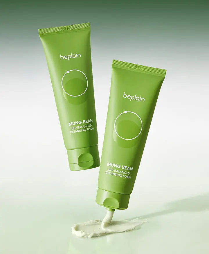 Twee tubes beplain Mung Bean pH-balanced Cleansing Foam met een toef uitgeknepen schuim