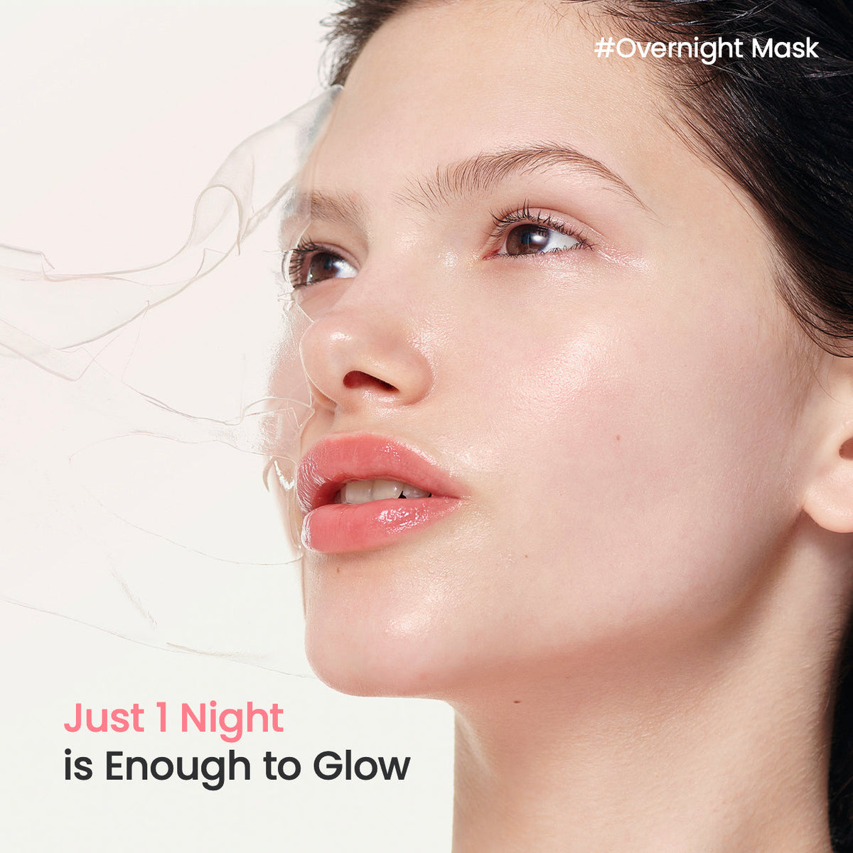 Model met stralende huid na een nacht met het Biodance Bio-Collagen Real Deep Mask