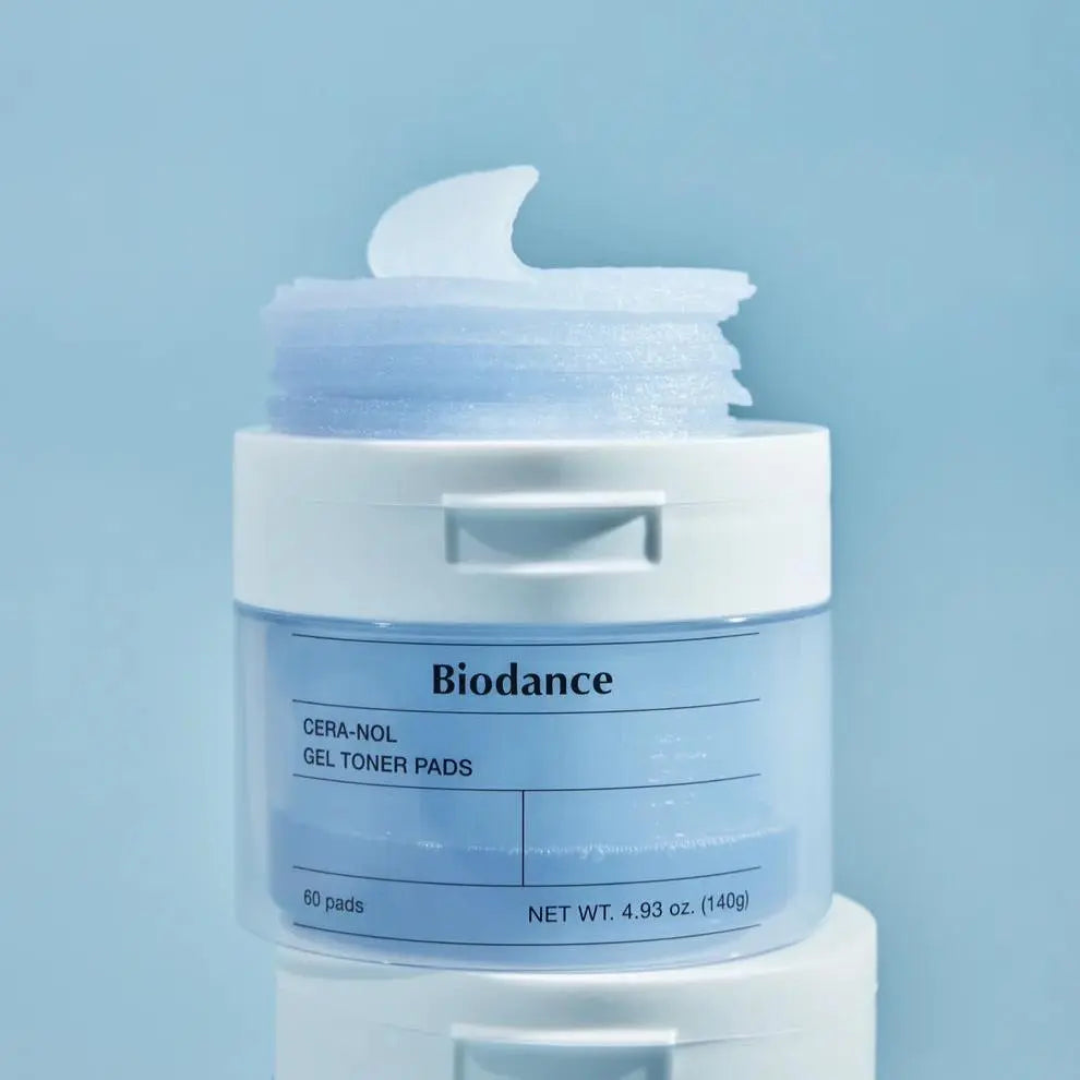 Biodance Cera-nol Gel Toner Pads, geopende pot tegen een blauwe achtergrond