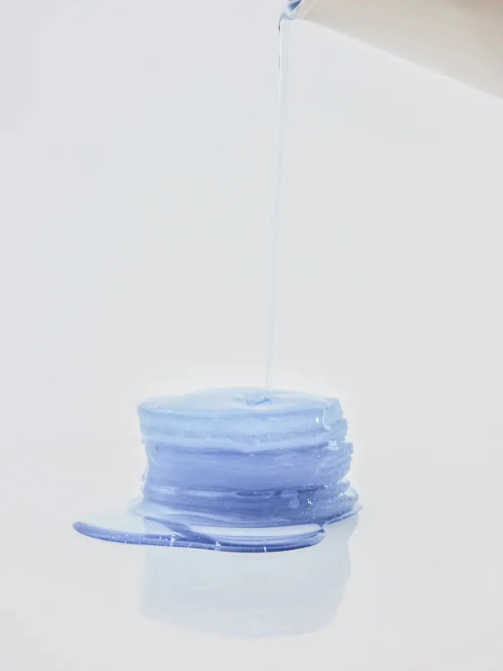 Biodance Cera-nol Gel Toner Pads, essence druipt over een stapel gelpads