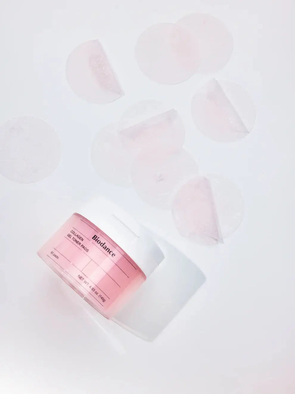 Biodance Collagen Gel Toner Pads, pot omringd door zwevende gelpads
