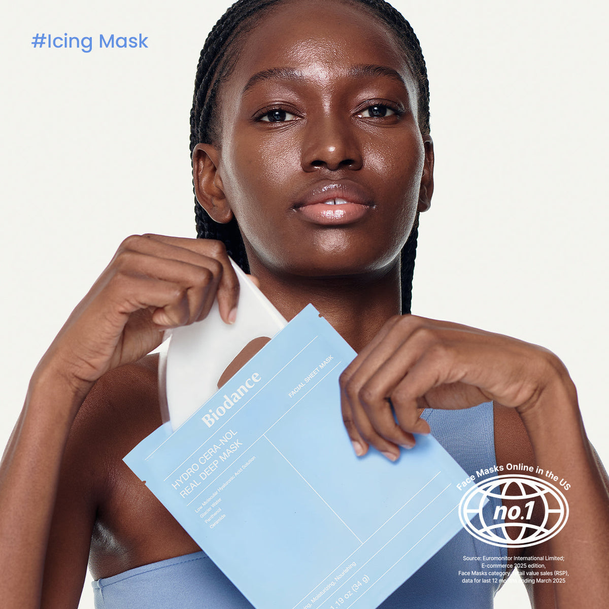 Model houdt het Biodance Hydro Cera-nol Real Deep Mask vast, kalmerend hydrogelmasker