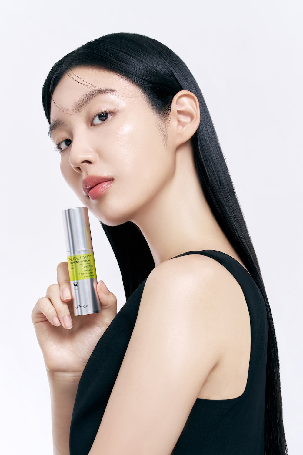Model met het Celimax Retinol Shot Serum in haar hand
