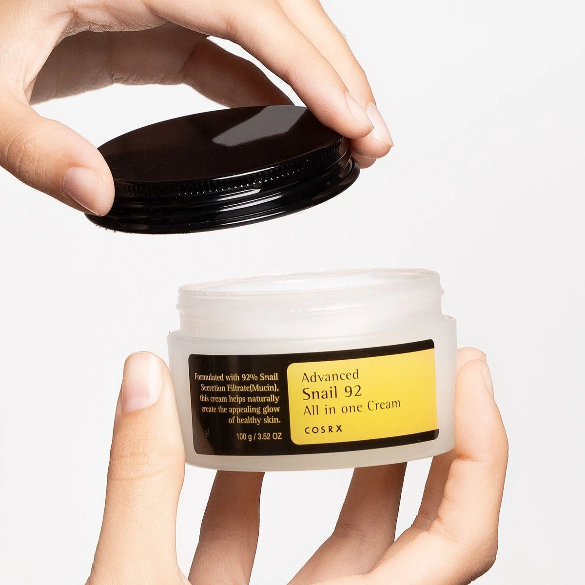 COSRX Advanced Snail 92 All In One Cream, geopende pot in de hand