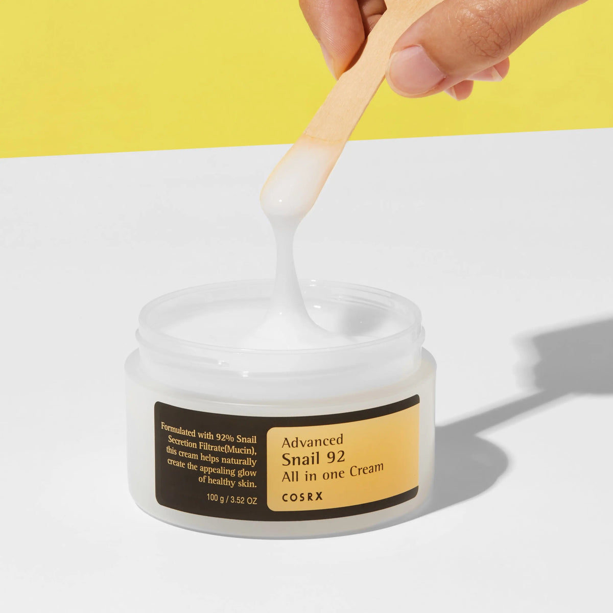 COSRX Advanced Snail 92 All In One Cream, spatel schept de gelachtige crème uit de pot