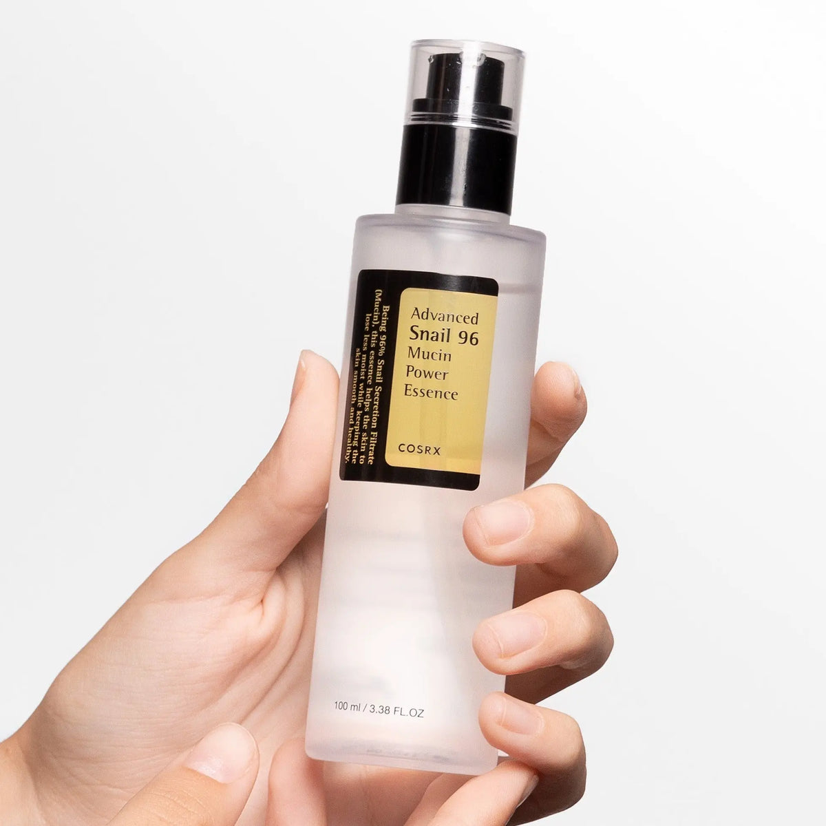 COSRX Advanced Snail 96 Mucin Power Essence in de hand