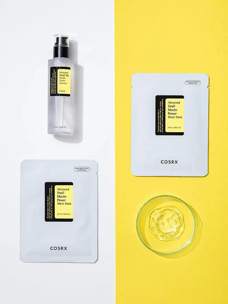 COSRX Advanced Snail Mucin Power Sheet Mask, twee maskers naast de essence en een schaaltje gel