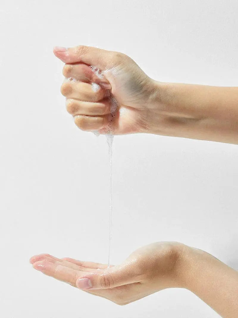 COSRX Advanced Snail Mucin Power Sheet Mask, essence wordt uit het masker in de handpalm geknepen