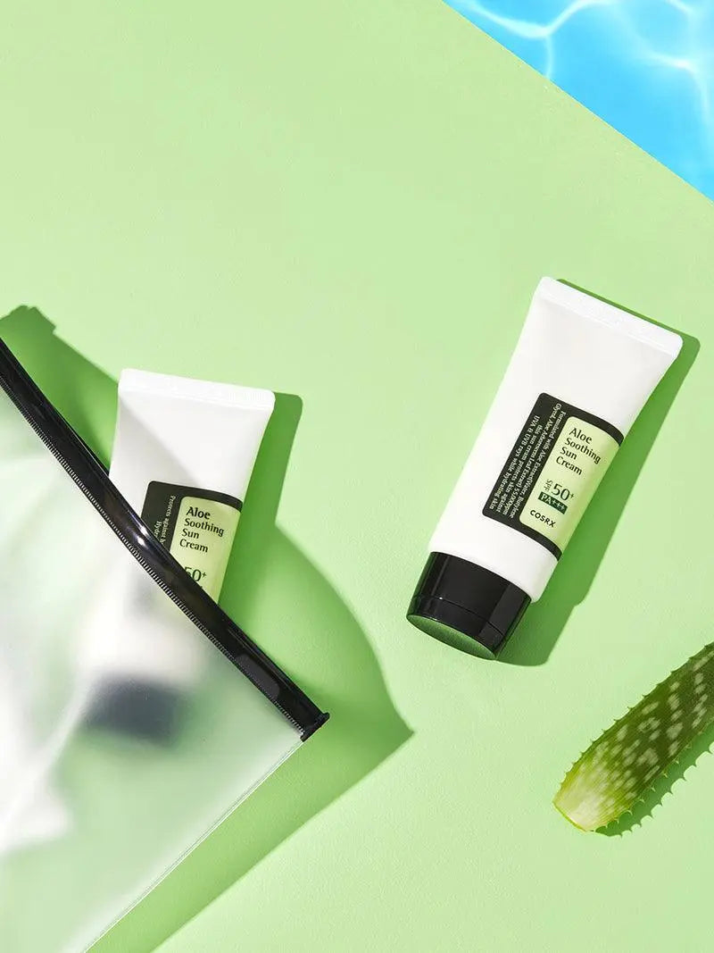 COSRX Aloe Soothing Sun Cream SPF50+ PA+++ in een doorzichtig toilettasje met aloë vera