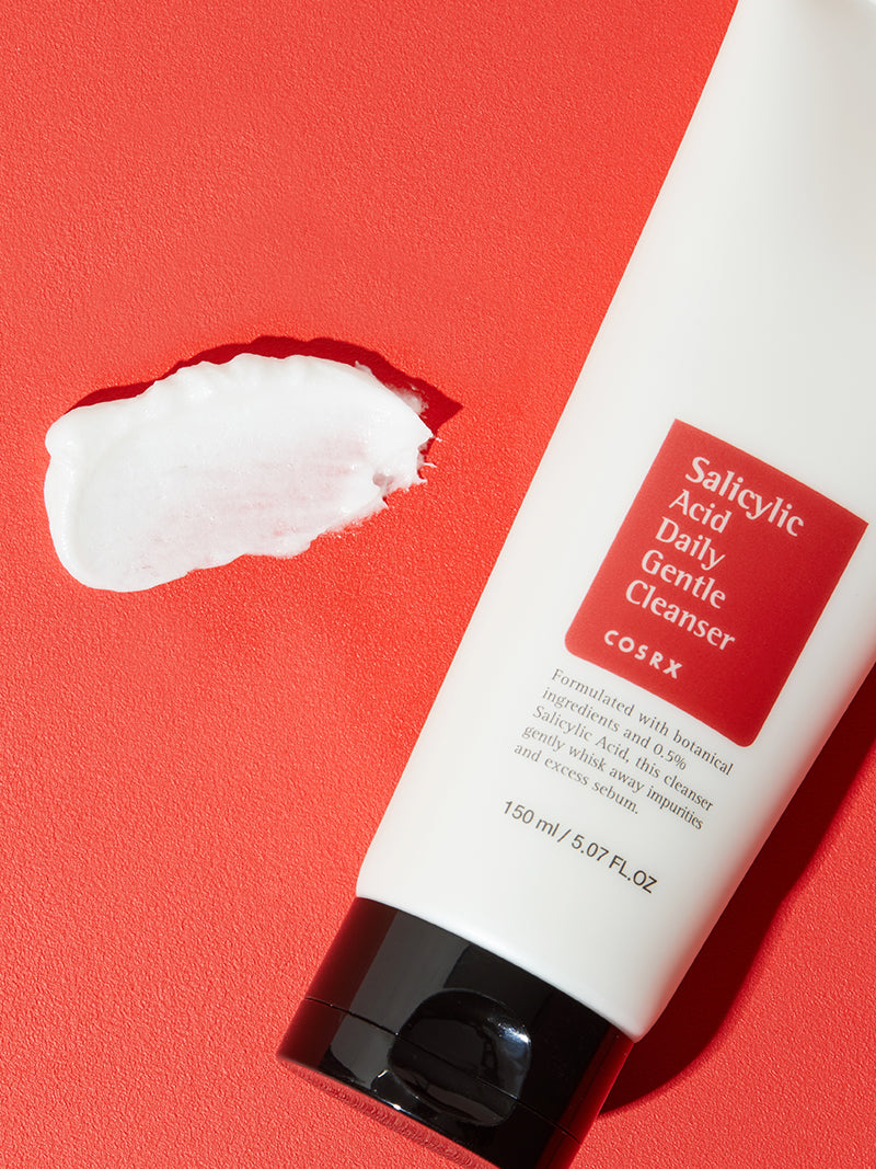 COSRX Salicylic Acid Daily Gentle Cleanser, tube met een klodder op een rode achtergrond