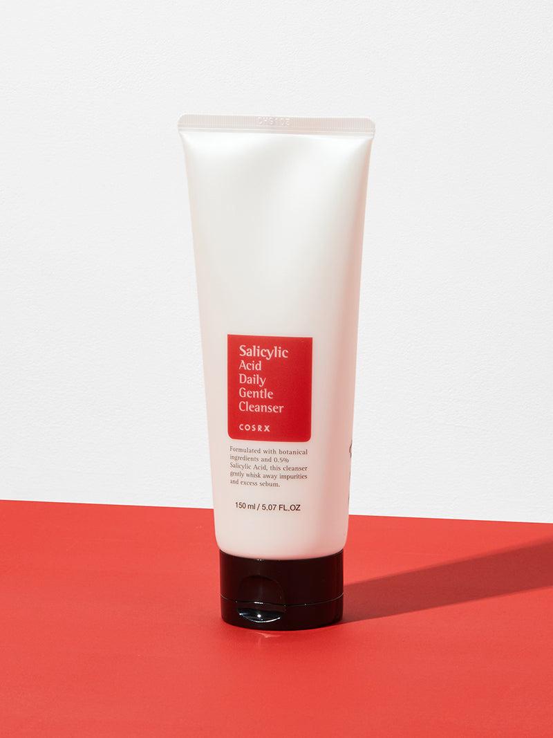 COSRX Salicylic Acid Daily Gentle Cleanser, staande tube tegen rood en wit