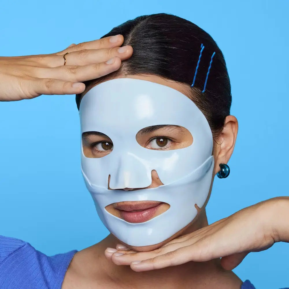 Dr.Jart+ Cryo Rubber with Moisturizing Hyaluronic Acid, vrouw draagt het blauwe rubbermasker