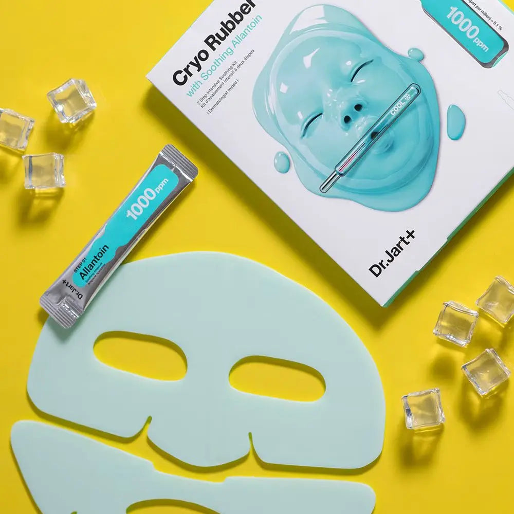 Dr.Jart+ Cryo Rubber with Soothing Allantoin, masker, ampul en ijsblokjes op een gele achtergrond