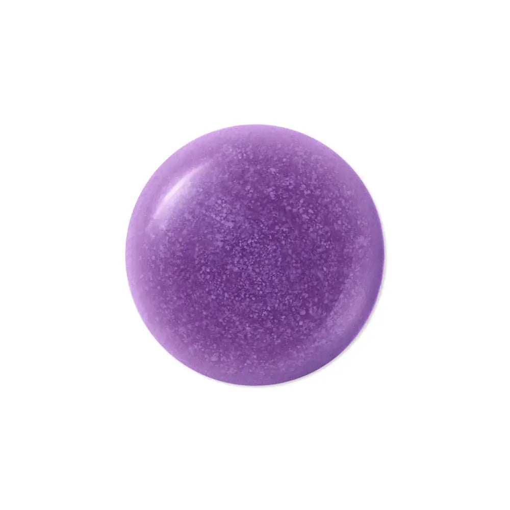 EQQUALBERRY Bakuchiol Plumping Serum, close-up van de paarse glinsterende textuur