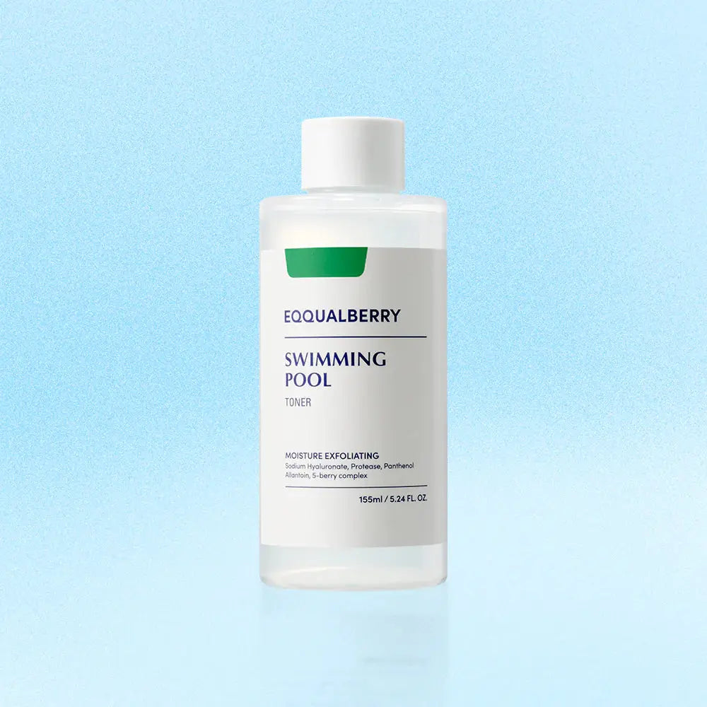 EQQUALBERRY Swimming Pool Toner 155 ml, flacon tegen een blauwe achtergrond