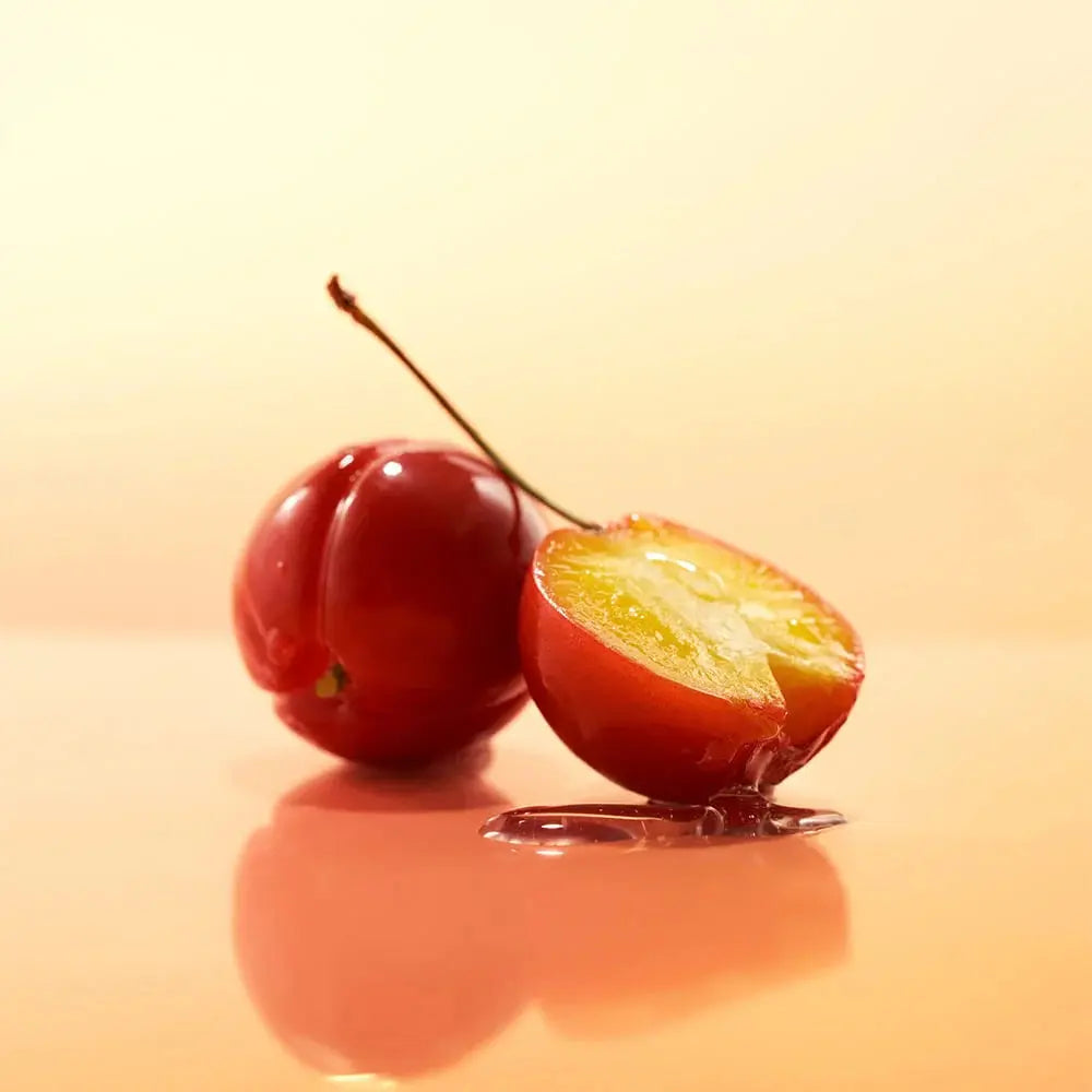 EQQUALBERRY Vitamin Illuminating Serum, twee acerolabessen, een vitamine C-rijke vrucht