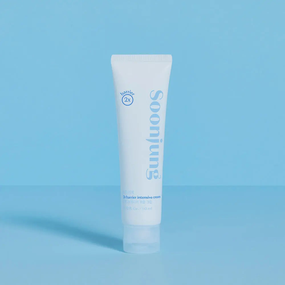 ETUDE SoonJung 2x Barrier Intensive Cream, tube tegen een blauwe achtergrond