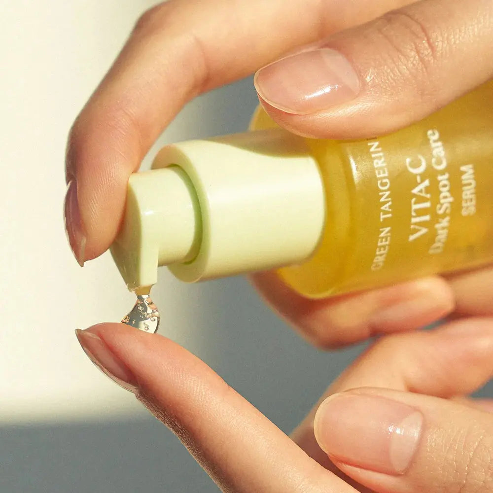 Goodal Green Tangerine Vita C Dark Spot Care Serum, pompje serum op de vingertop