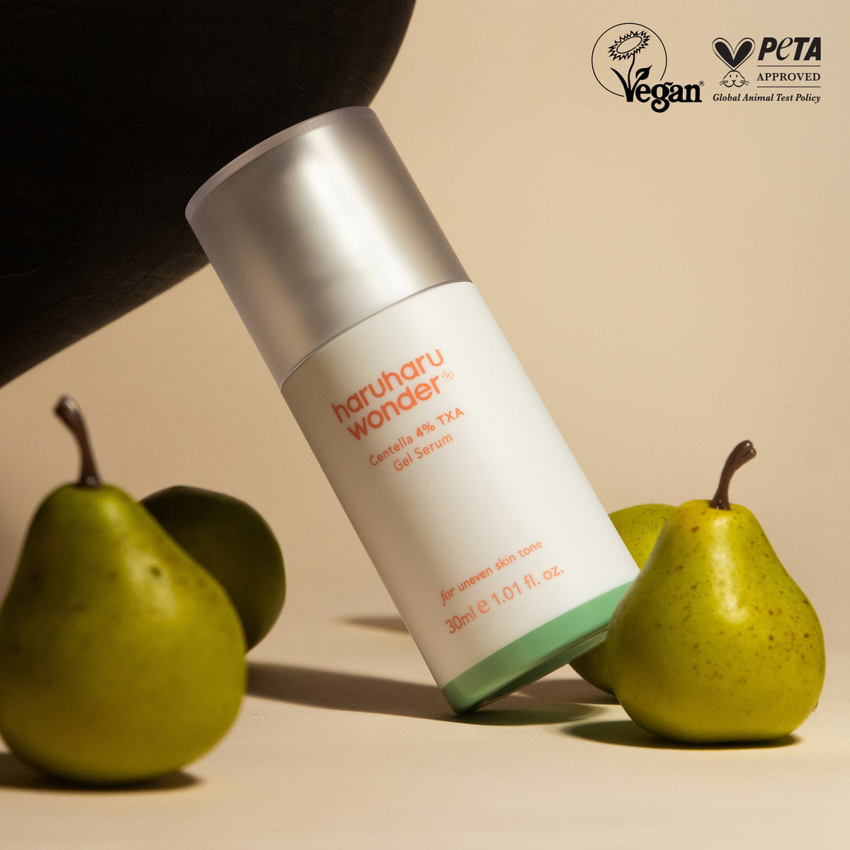 Haruharu Wonder 4% TXA Dark Spot Go Away Serum, vegan en PETA-approved, met peren op beige achtergrond