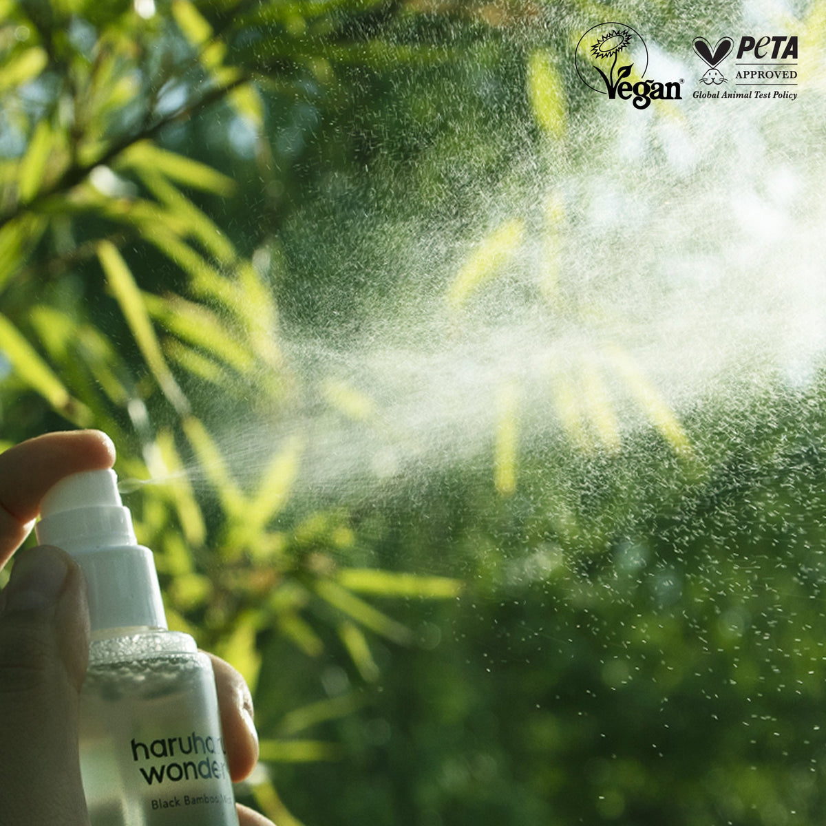Haruharu Wonder Black Bamboo Mist Jumbo wordt tussen bamboebladeren verstoven, vegan