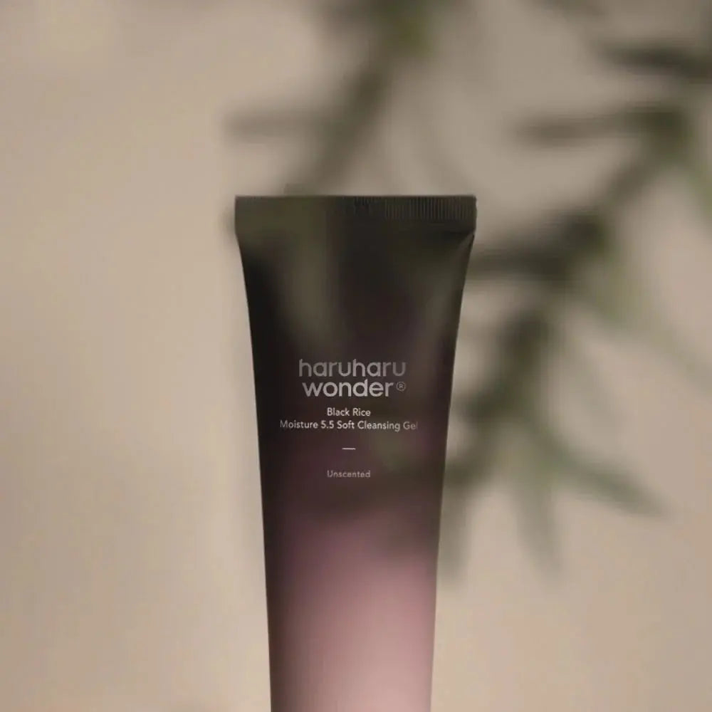 Haruharu Wonder Black Rice Moisture 5.5 Soft Cleansing Gel, tube tegen een groene achtergrond