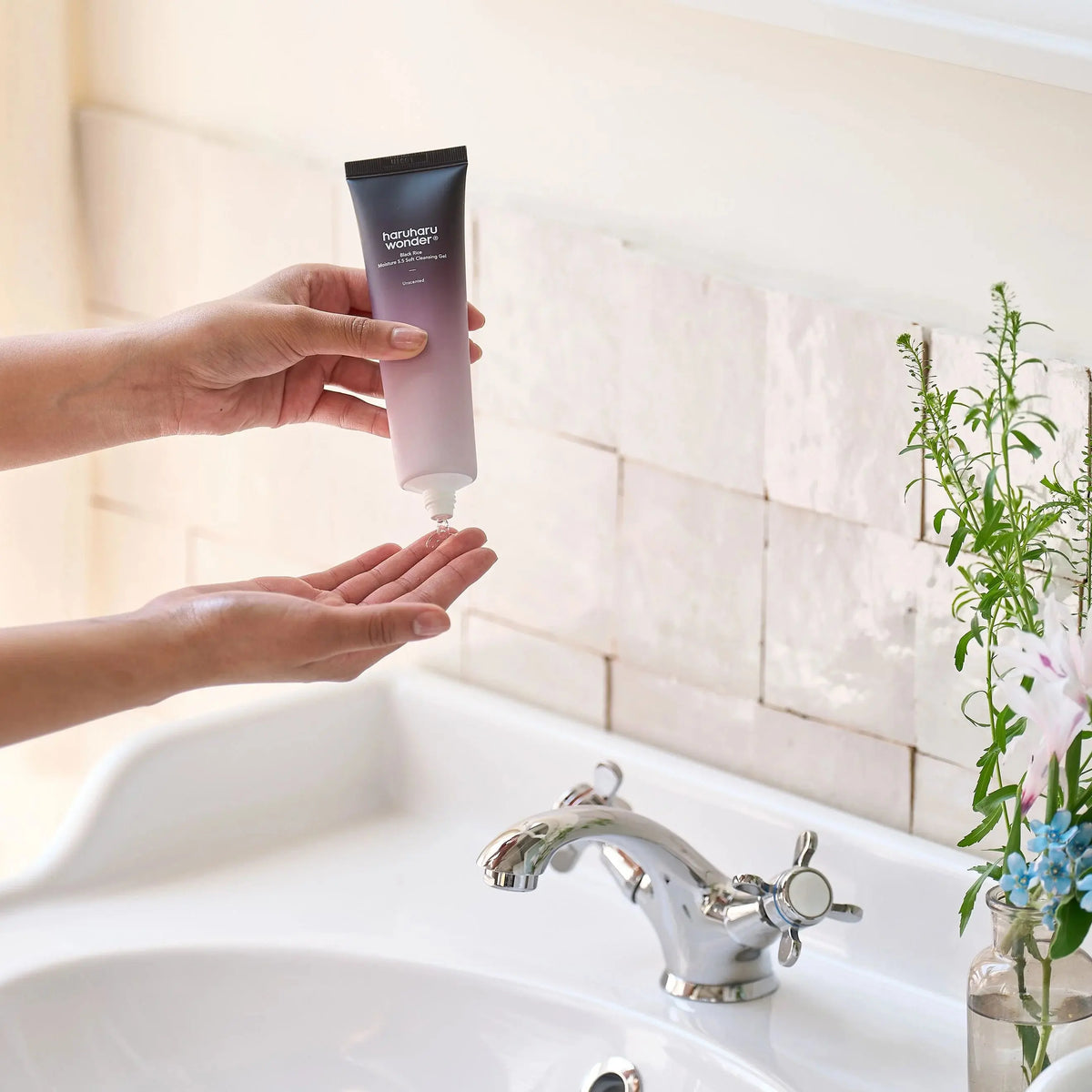 Haruharu Wonder Black Rice Moisture 5.5 Soft Cleansing Gel wordt bij de wastafel in de hand geknepen