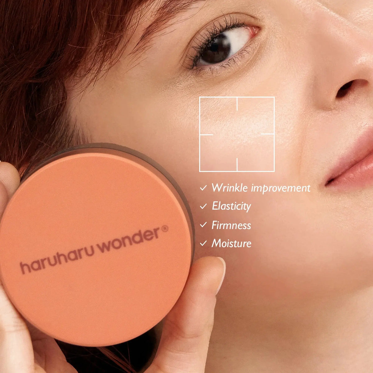Haruharu Wonder Centella Phyto & 5 Peptide Concentrate Cream, vrouw houdt de pot vast: elasticiteit, stevigheid en vocht