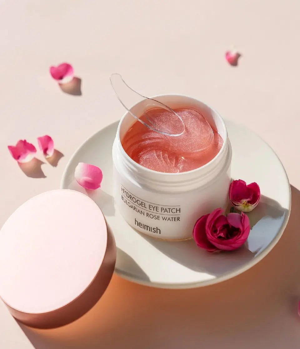 Heimish Bulgarian Rose Hydrogel Eye Patch, geopende pot met spatel en rozenblaadjes