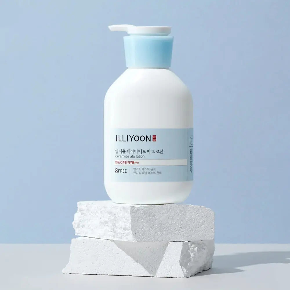 Illiyoon Ceramide Ato Lotion, pompflacon op een stenen sokkel