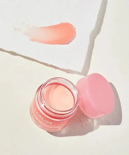 LANEIGE Lip Sleeping Mask Berry, geopend potje met een veeg lipmasker