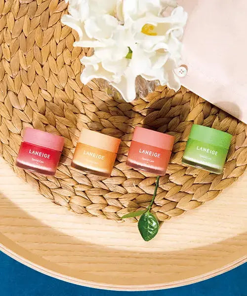 LANEIGE Lip Sleeping Mask Berry en andere smaken op een rieten schaal met bloemen