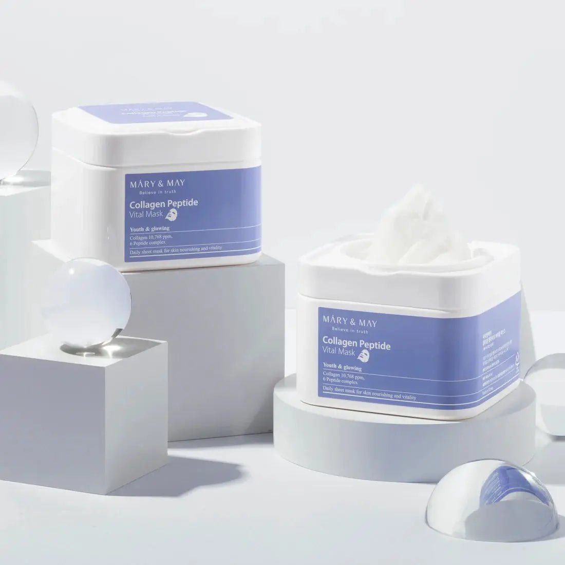 Mary & May Collagen Peptide Vital Mask, potten op witte blokken met glazen bollen