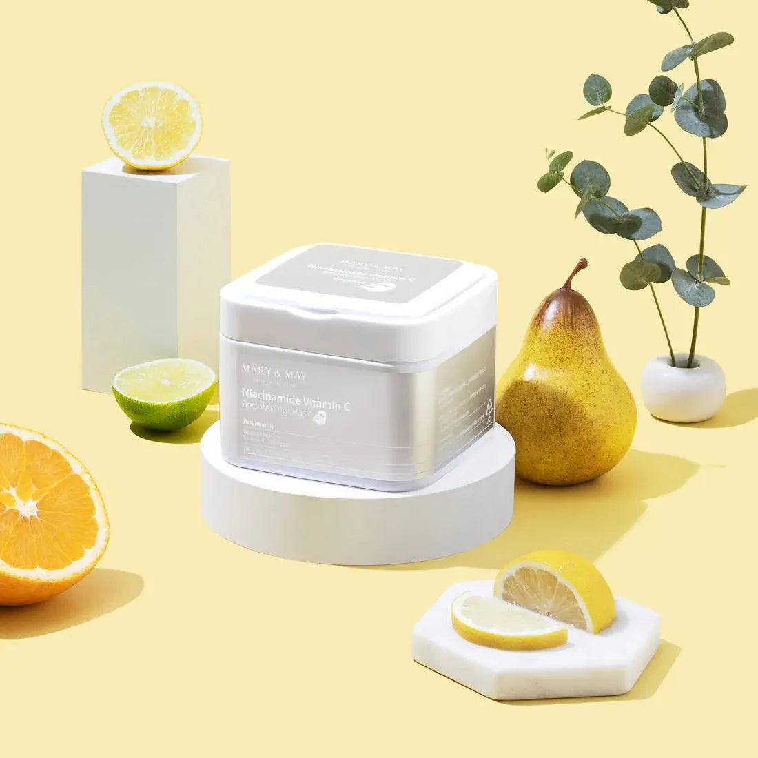 Mary & May Niacinamide Vitamin C Brightening Mask, pot op een sokkel met citroen, peer en eucalyptus