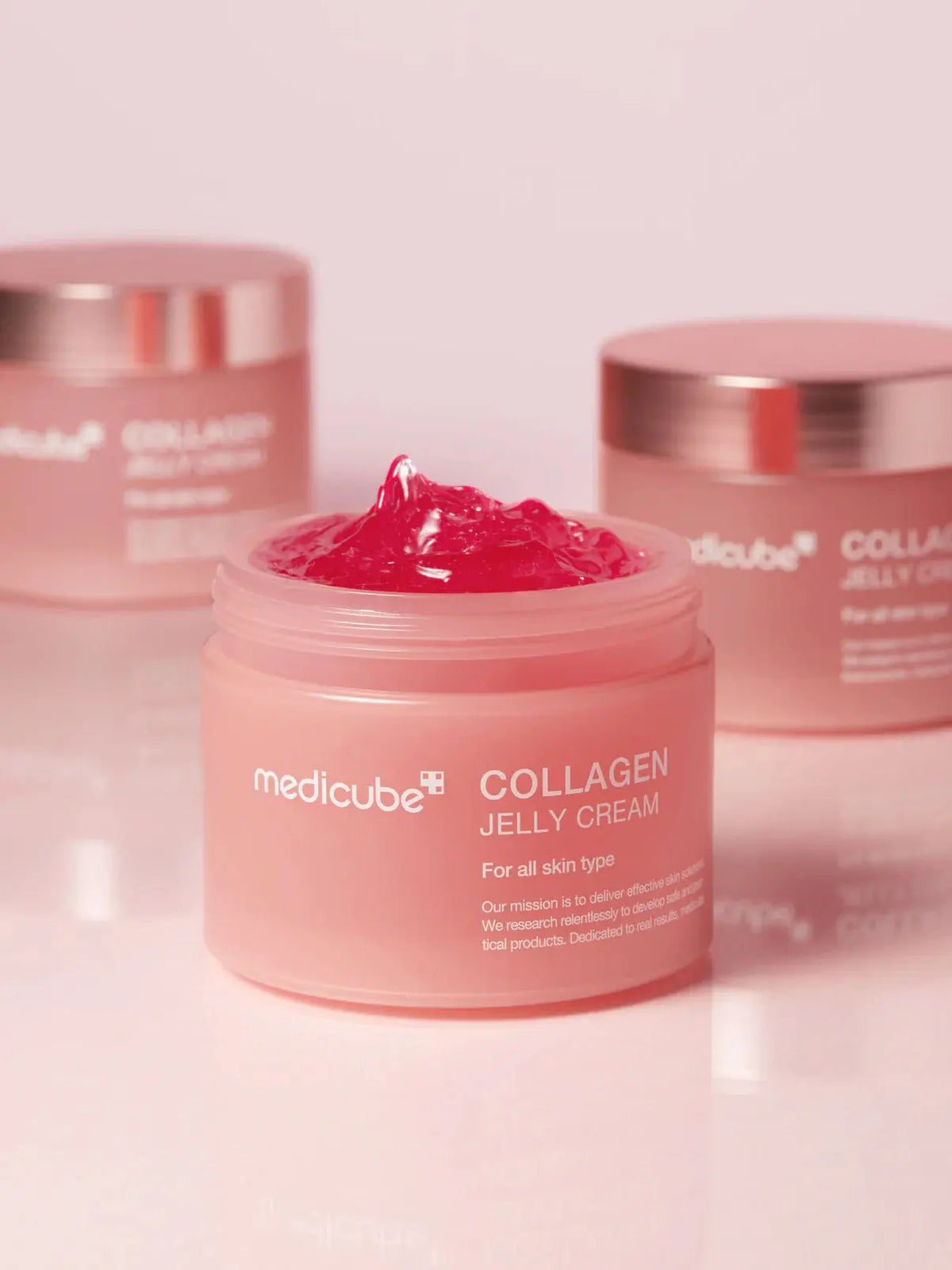 Medicube Collagen Jelly Cream, geopende pot met roze jelly textuur