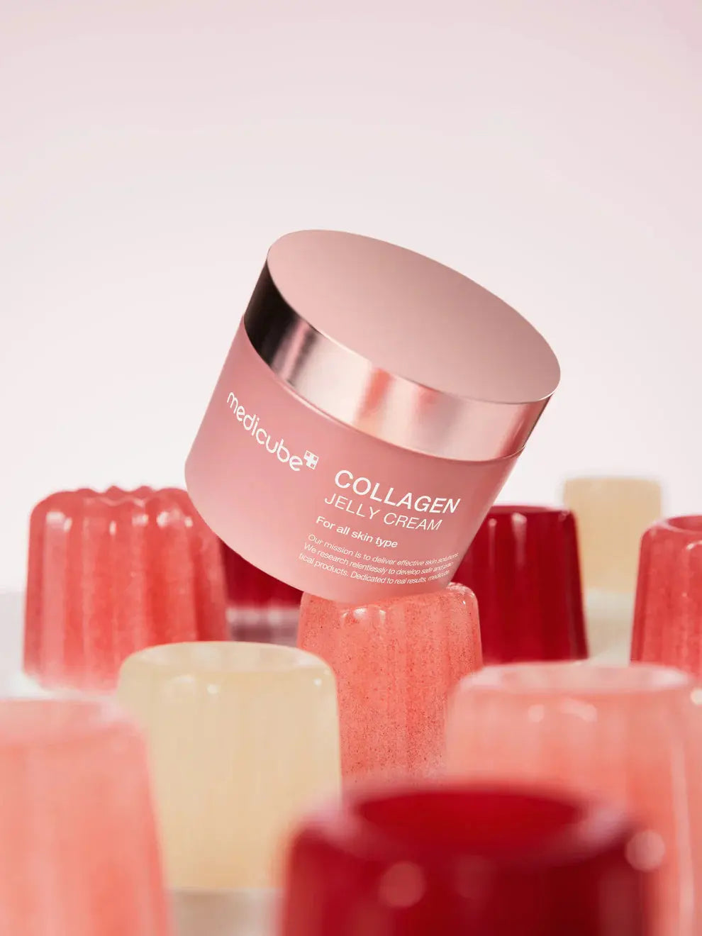 Medicube Collagen Jelly Cream, pot tussen kleurrijke puddinkjes