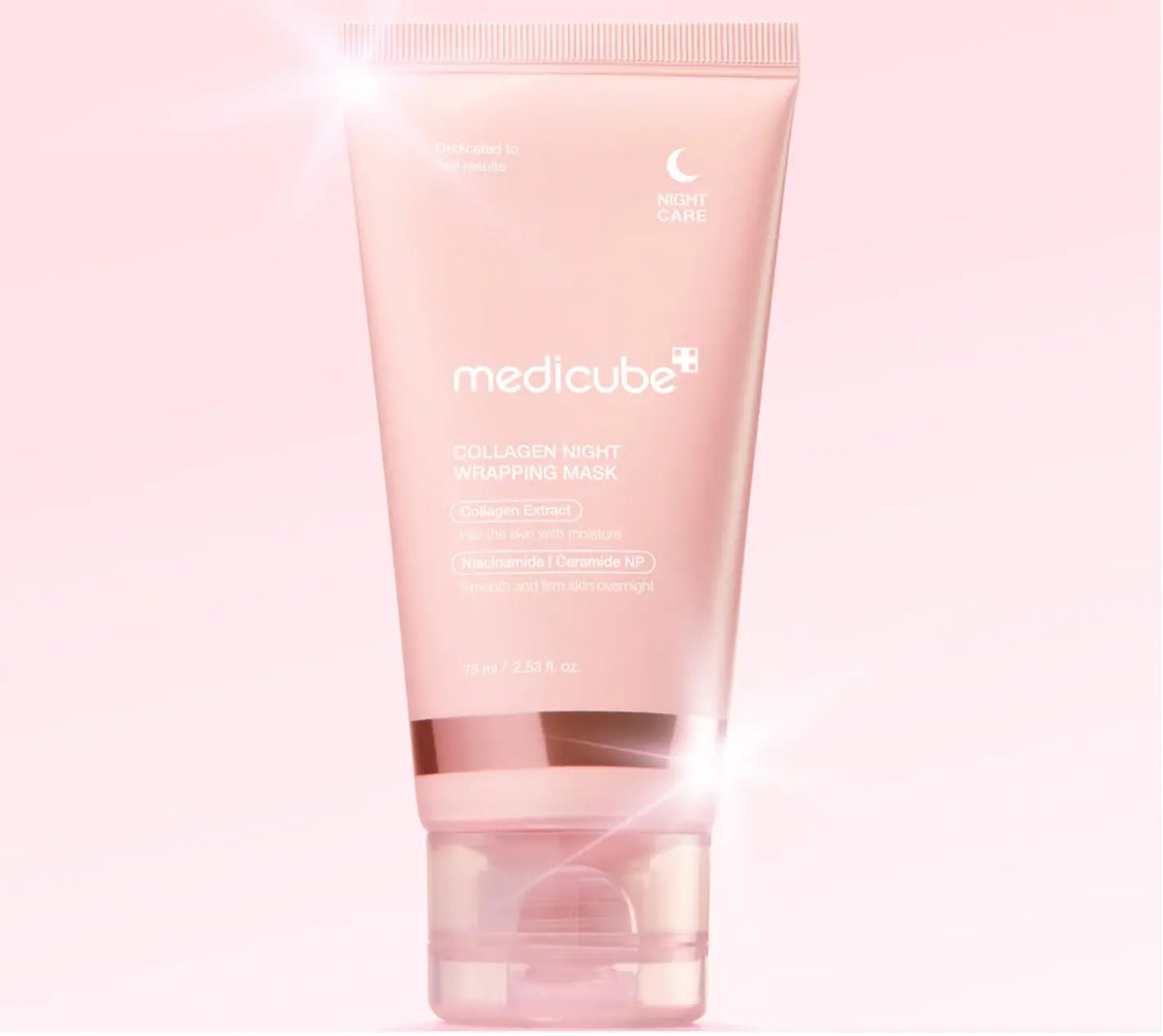 Medicube Collagen Night Wrapping Mask, tube op een roze achtergrond