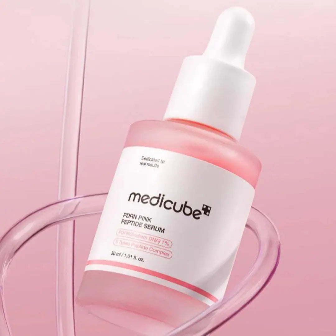 Medicube PDRN Pink Peptide Serum, flacon schuin op een roze achtergrond