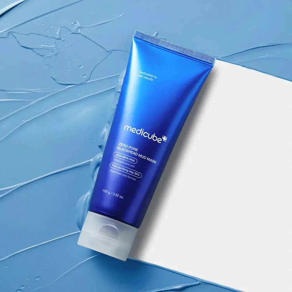 Medicube Zero Pore Blackhead Mud Mask, tube op een laag uitgestreken blauwe klei