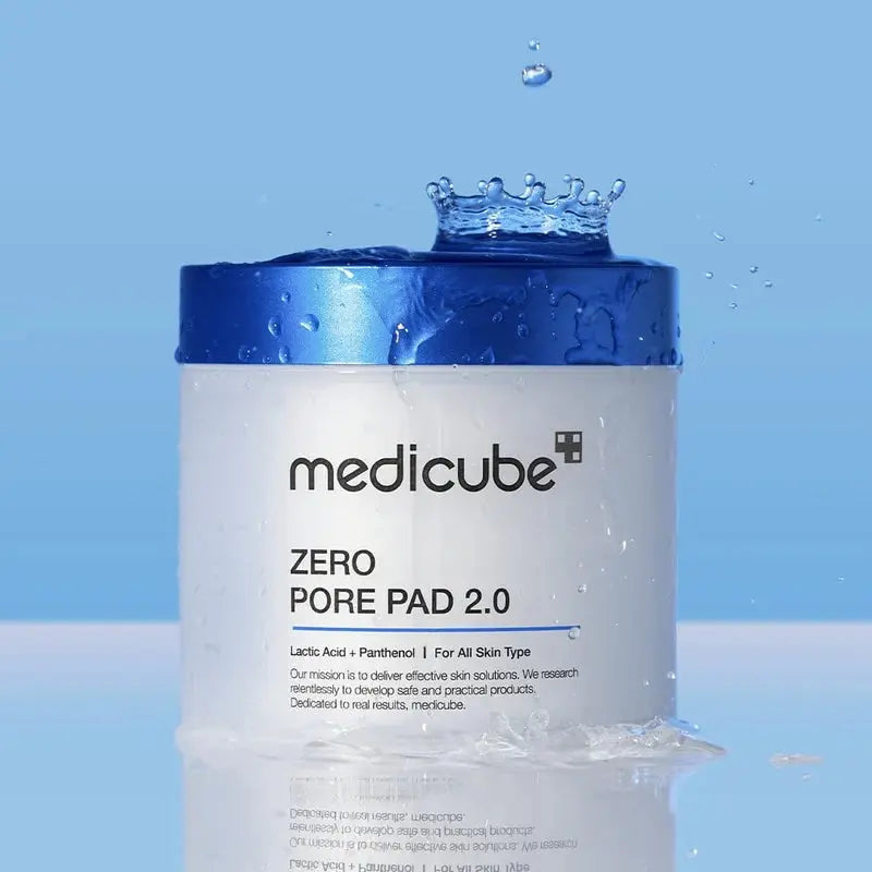 Medicube Zero Pore Pad 2.0, pot met opspattend water op een blauwe achtergrond