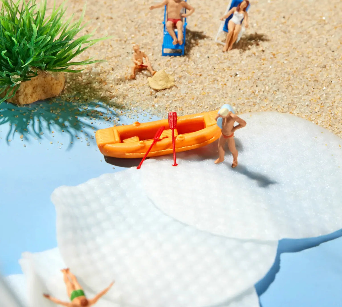 Medicube Zero Pore Pad 2.0, dubbelzijdige pads als strand met miniatuurfiguurtjes