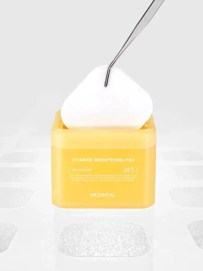 Mediheal Vitamide Brightening Pad, pincet pakt een pad uit de pot