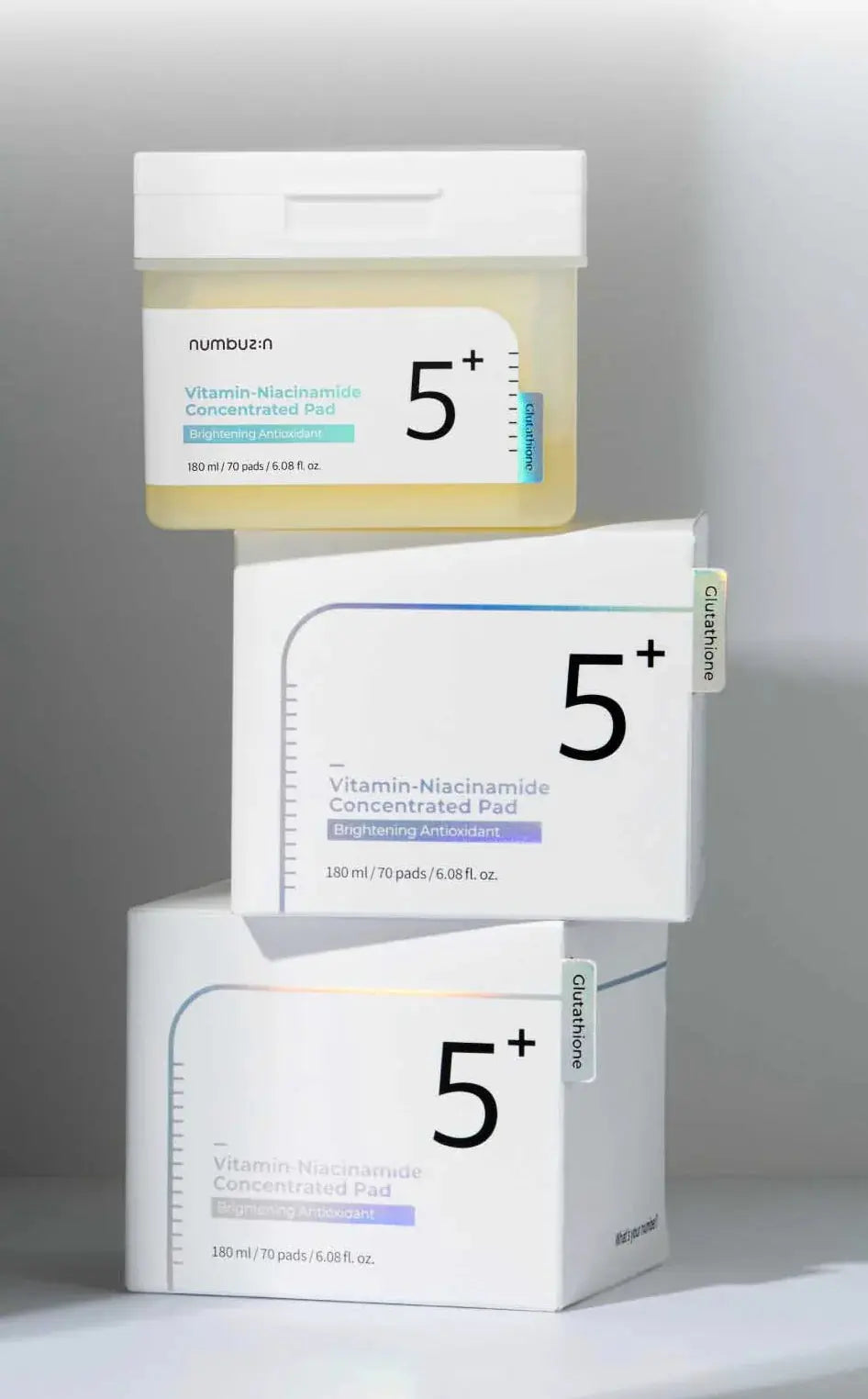 Numbuzin No.5 Vitamin-Niacinamide Concentrated Pad, pot gestapeld op twee doosjes