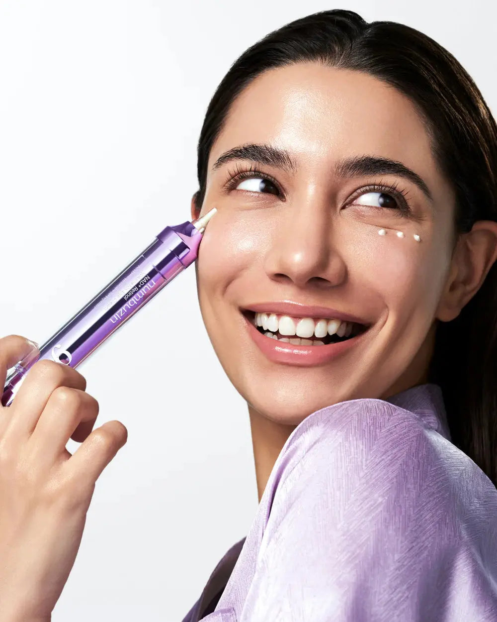 Numbuzin No.9 NAD+ Retinol Volumetox Eye Cream, vrouw brengt de oogcrème aan onder het oog
