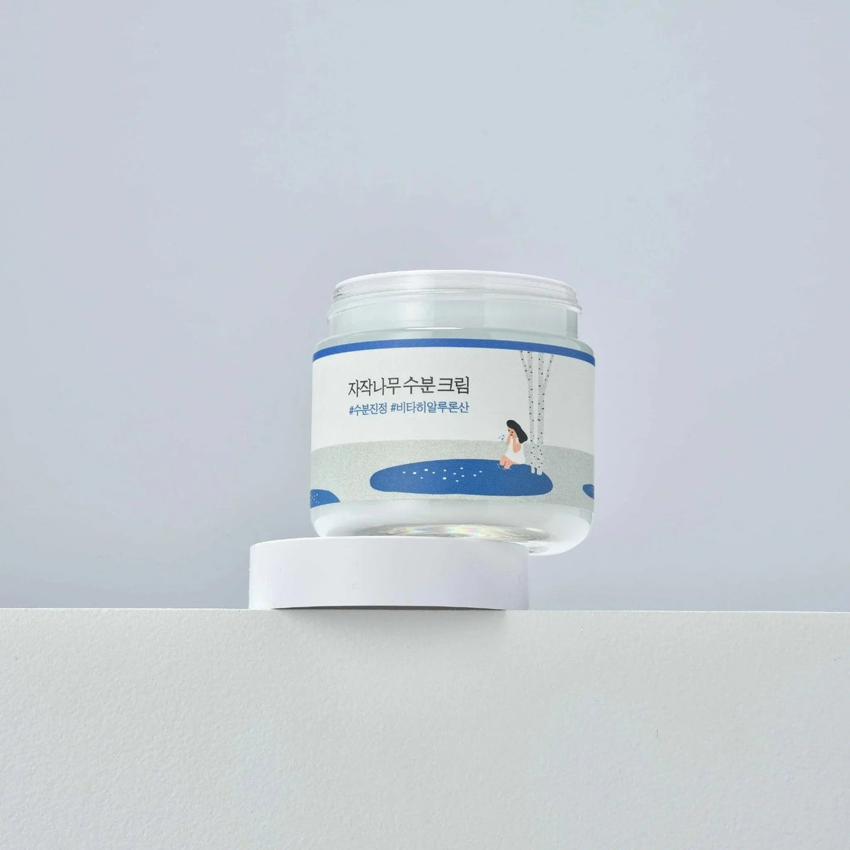 Round Lab Birch Juice Moisturizing Cream, geopende pot op het deksel
