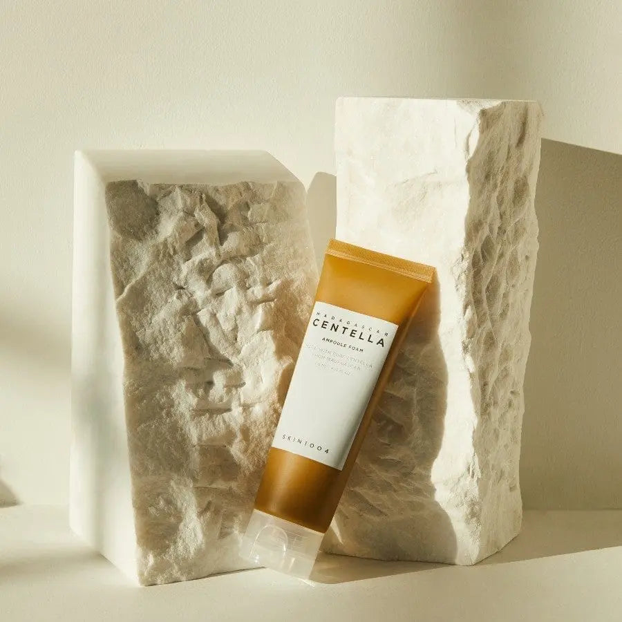 SKIN1004 Centella Ampoule Foam tegen een witte steen in zonlicht